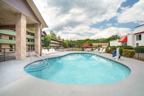Piscine extérieure en saison