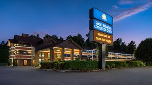 Un hotel con un cartel grande que indica Centro de Convenciones Smoky Mountain y Days Inn South.