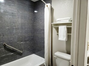 Combined shower/bathtub, free toiletries, hair dryer, towels