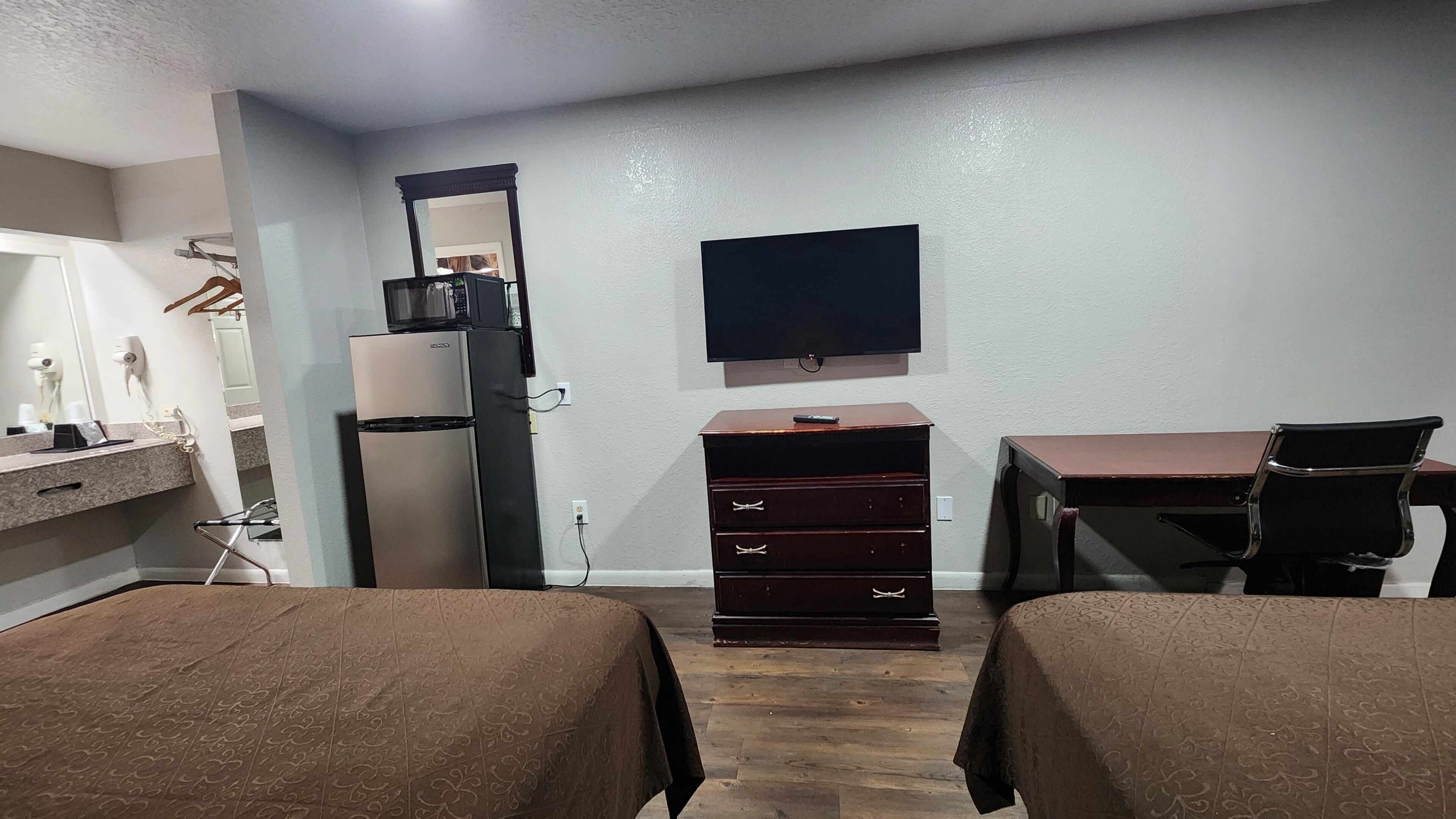 1 bedroom, egyptian cotton sheets, premium bedding, down duvets