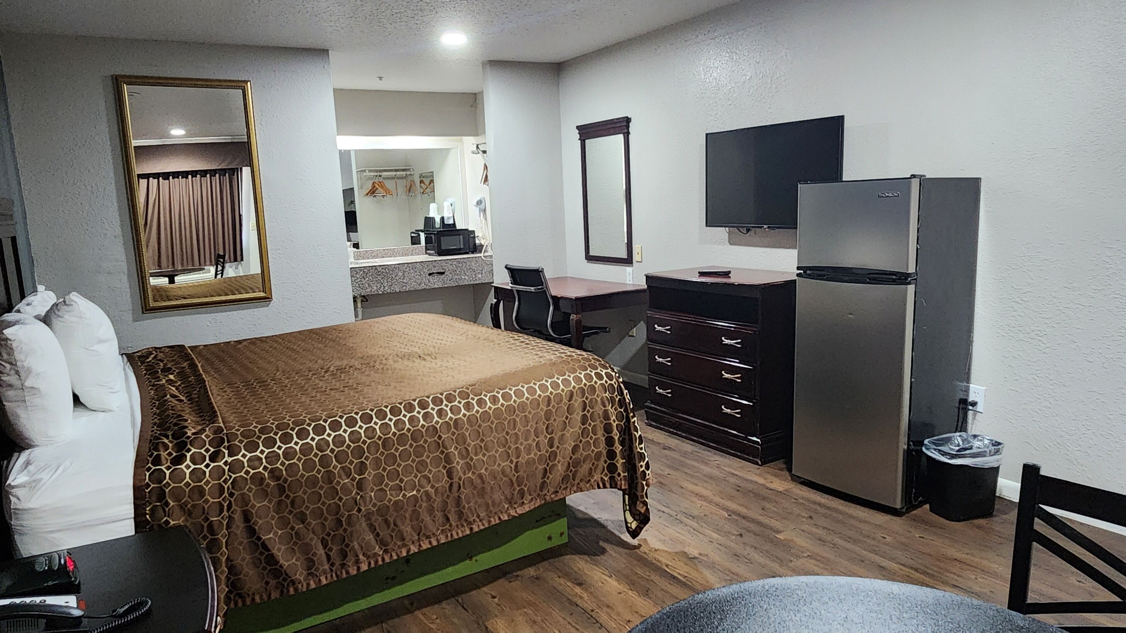 1 bedroom, egyptian cotton sheets, premium bedding, down duvets