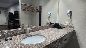 Een bad/douchecombinatie, gratis toiletartikelen, een haardroger