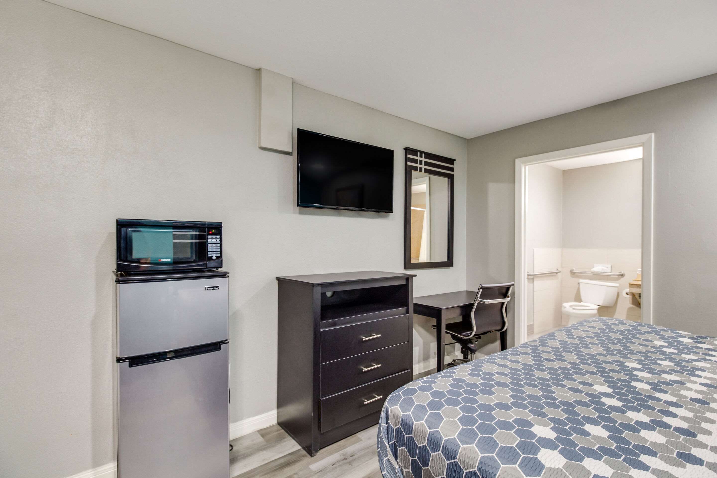 Escritorio, wifi gratis y ropa de cama 