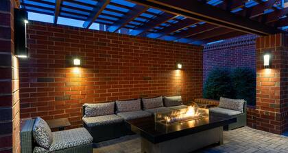 Hampton Inn & Suites Charlottesville-At the University