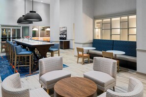 Lobby - Hampton Inn & Suites Charlottesville-At the University (Charlottesville)