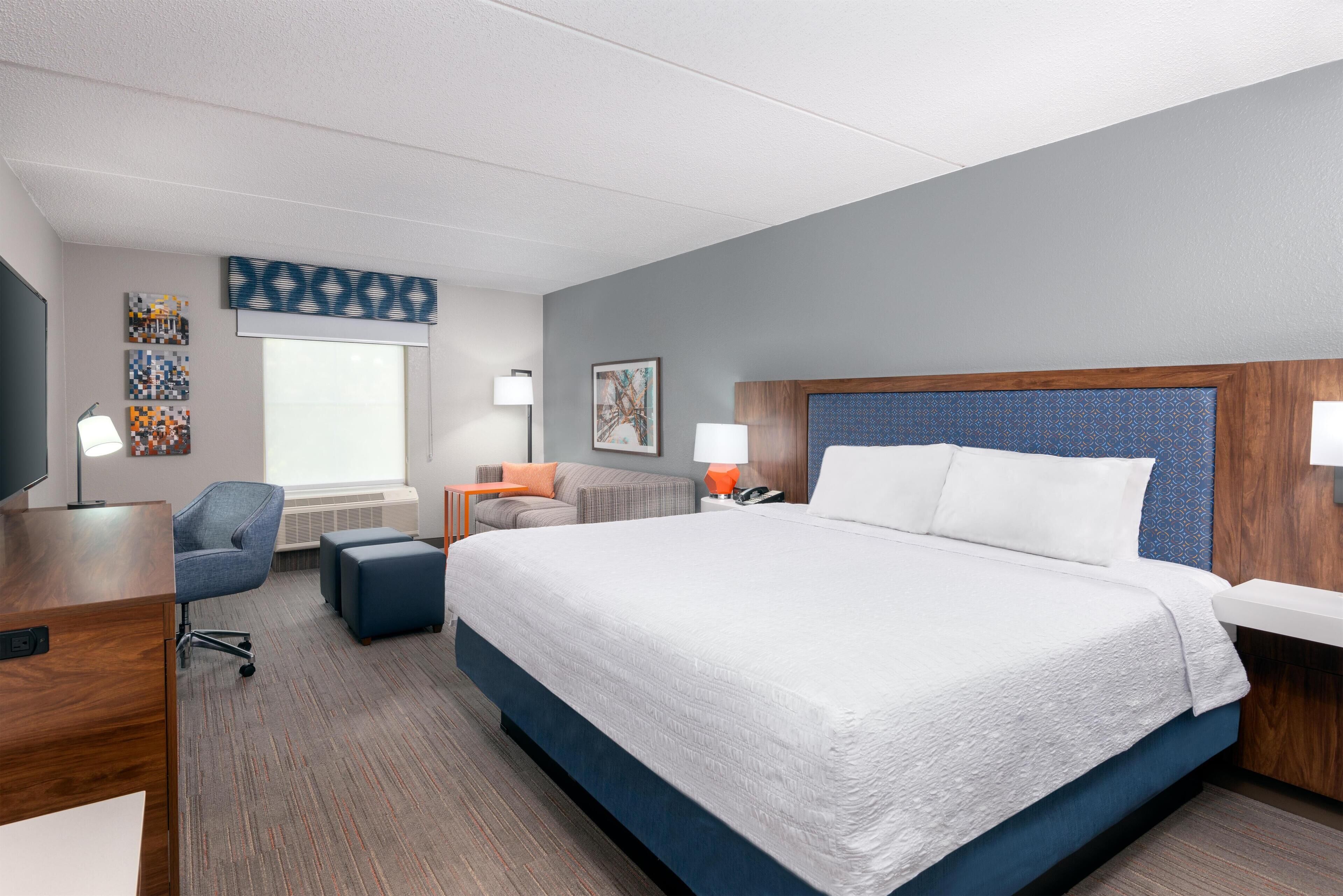 Room, 1 King Bed, Non Smoking | Living area