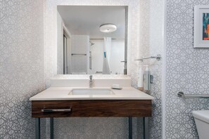 Combined shower/bathtub, free toiletries, hair dryer, towels