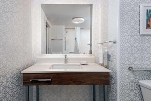Combined shower/bathtub, free toiletries, hair dryer, towels