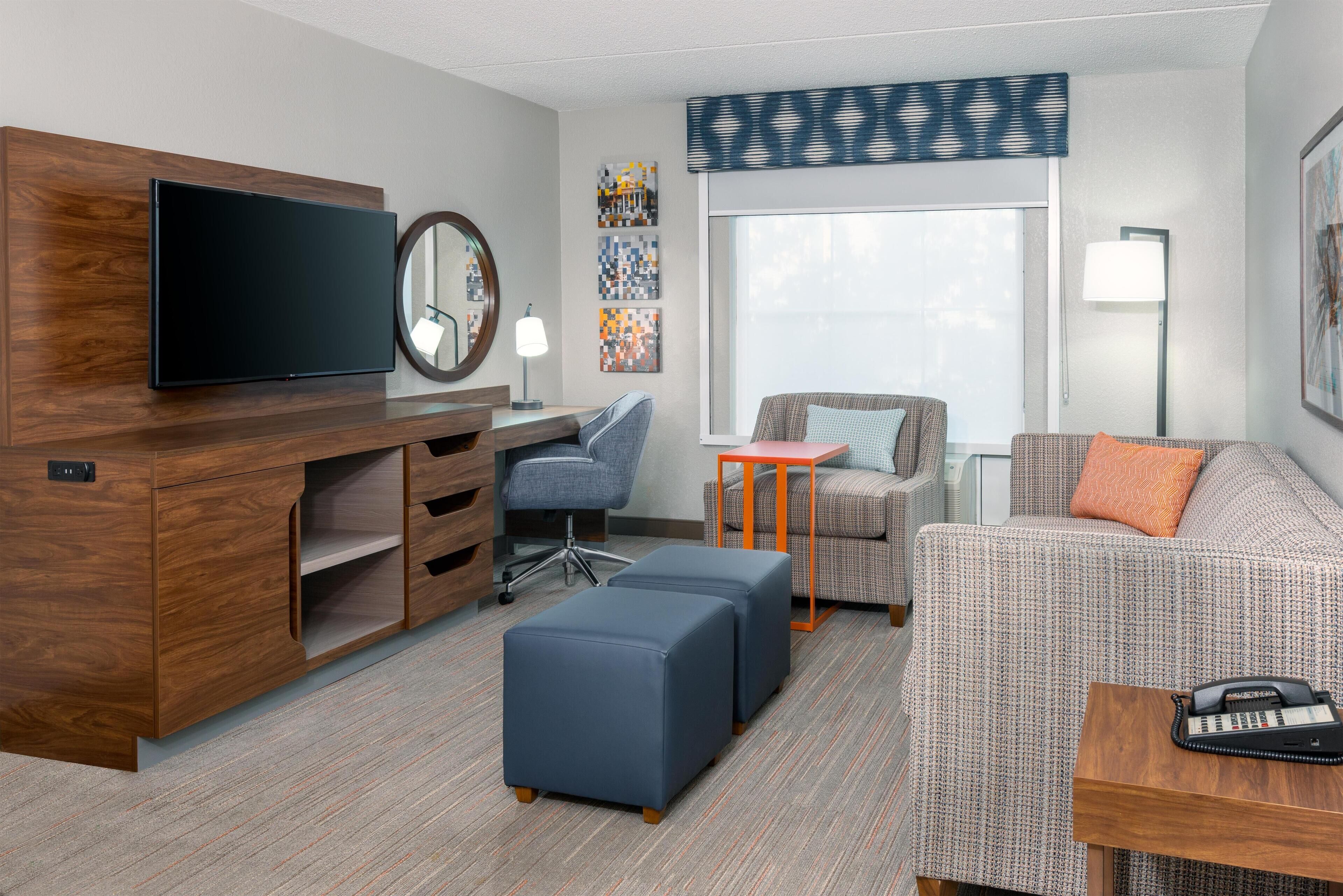 Suite, 1 Katil Raja (King), Kitchen | Ruang tamu | 50 inci televisyen dengan satelit, filem berbayar 