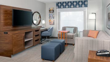 Suite, 1 Katil Raja (King), Kitchen | Ruang tamu | 50 inci televisyen dengan satelit, filem berbayar