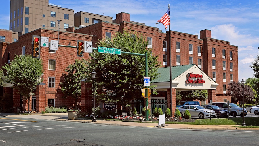 Hampton Inn & Suites Charlottesville-At the University
