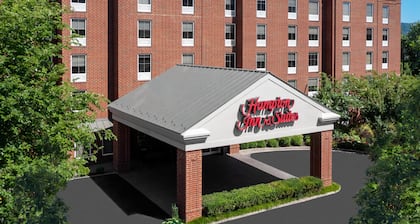 Hampton Inn & Suites Charlottesville-At the University