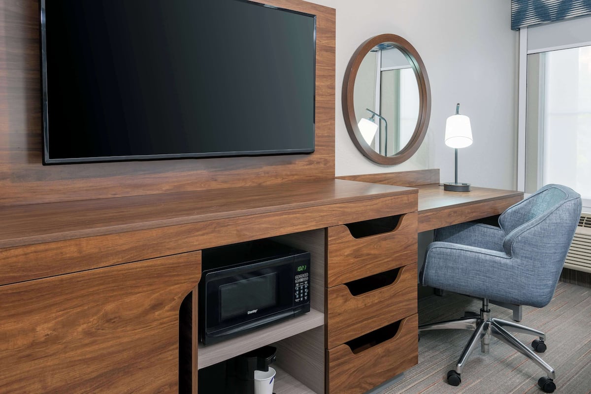 premium bedding, in-room safe, desk, laptop workspace