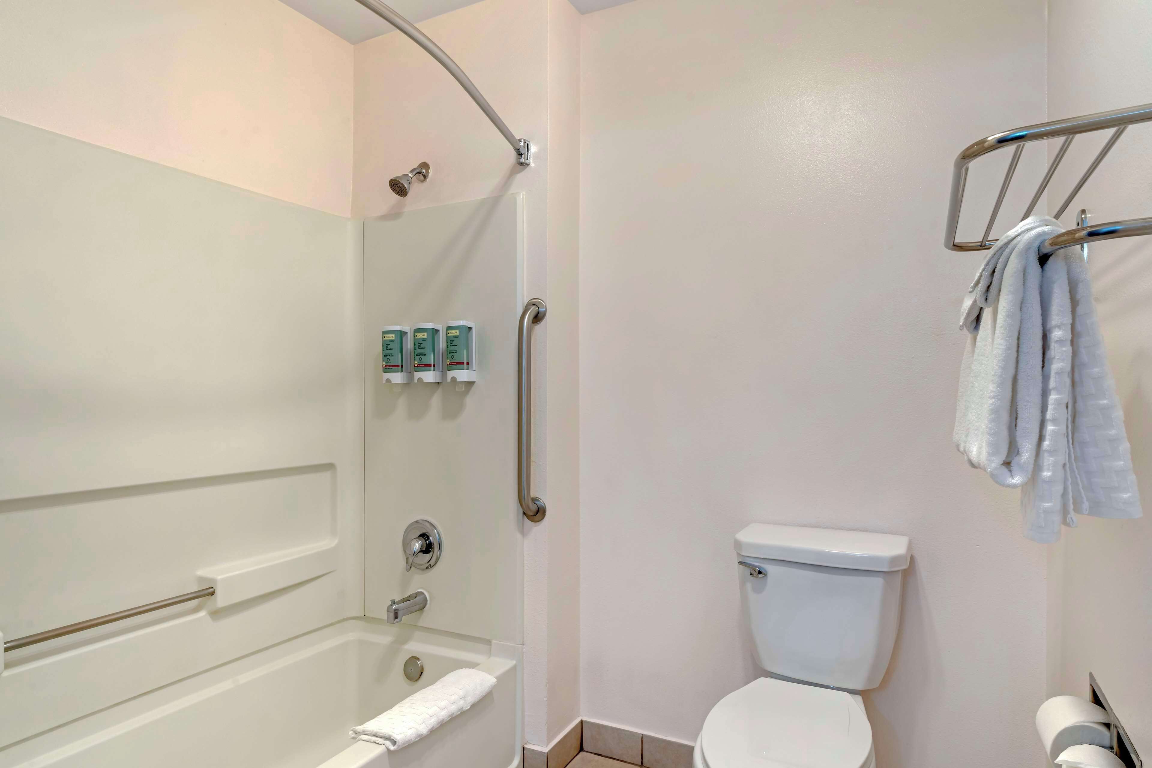 standard room, 1 king bed, refrigerator & microwave (larger room) | bathroom | combined shower/bathtub, free toiletries, hair dryer, towels