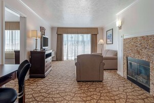 Espacio para trabajar con laptop, tabla de planchar con plancha y cunas 