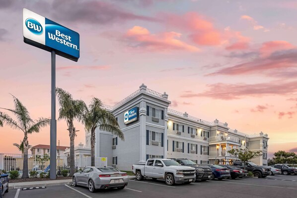 Experience the classic charm of this Best Western hotel, featuring a symmetrical facade and second-floor balcony.