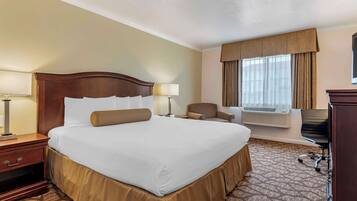 Standardrum - 1 kingsize-sÀng - kylskÄp och mikrovÄgsugn | Arbetsyta för laptop, strykjÀrn/strykbrÀda, barnsÀngar och gratis wi-fi