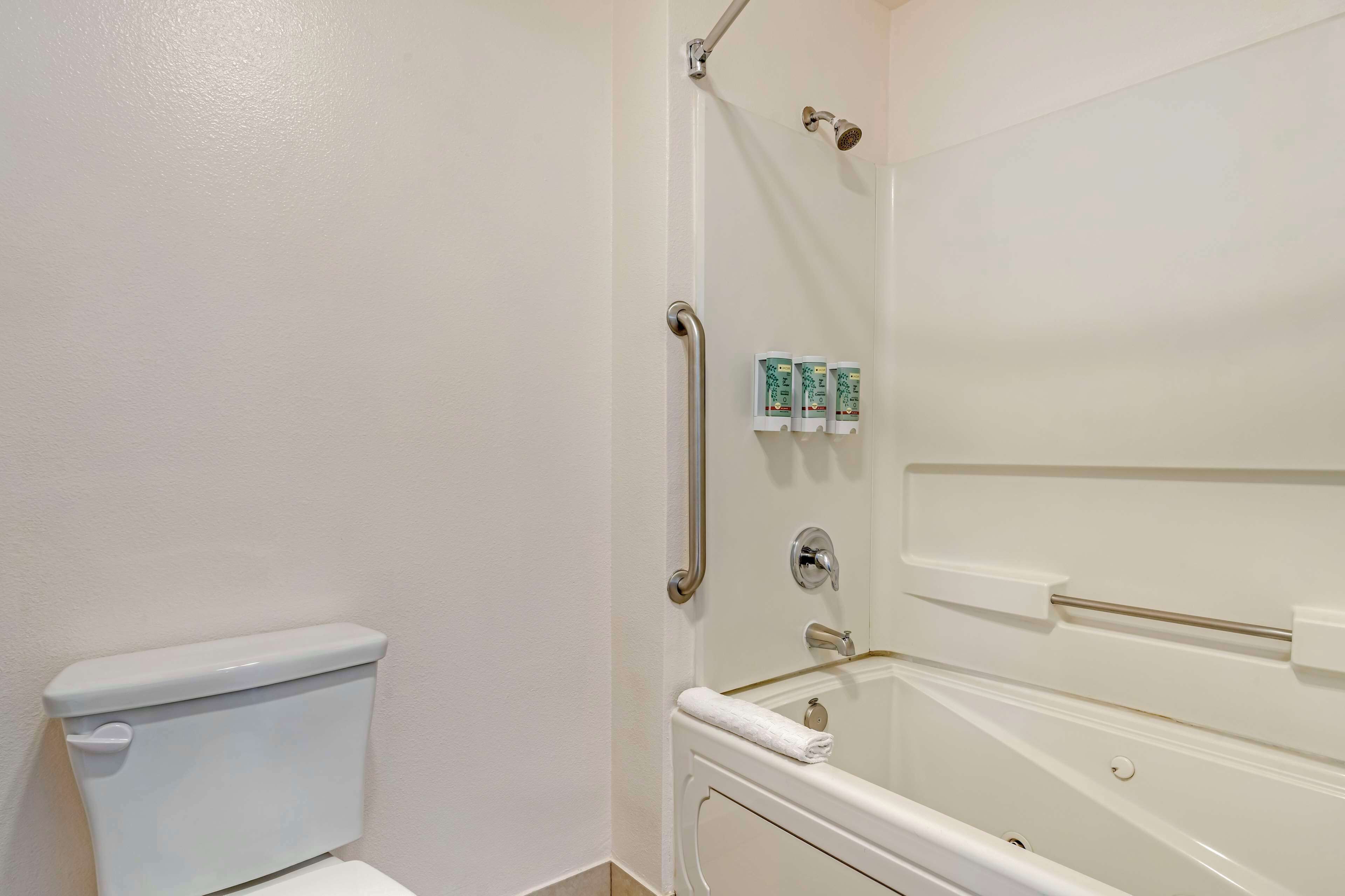 standard room, 1 king bed, balcony (larger room) | bathroom | combined shower/bathtub, free toiletries, hair dryer, towels