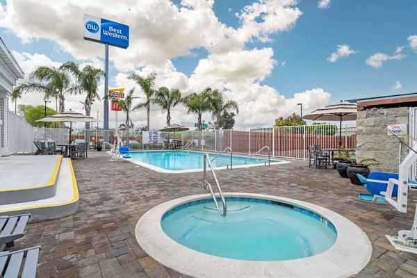 Outdoor pool, open 9:00 AM to 9:00 PM, sun loungers