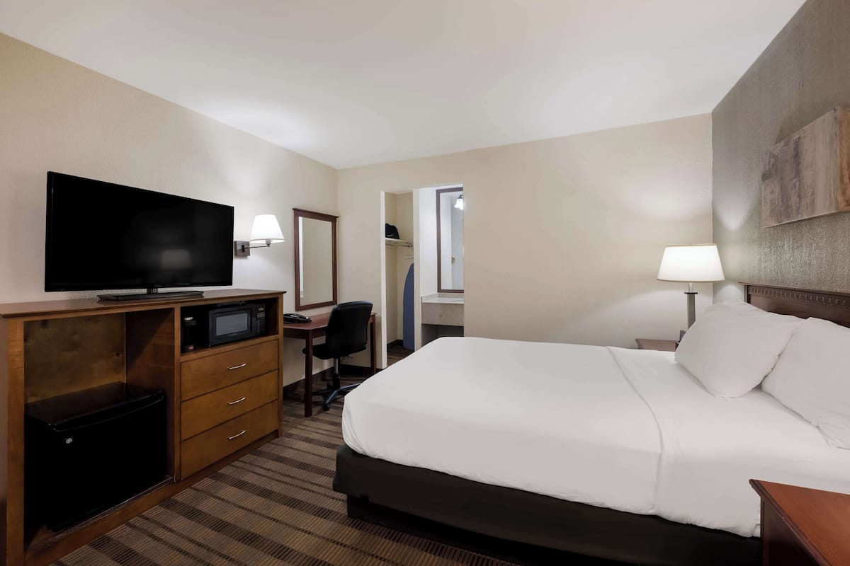 Standard Room, 1 Double Bed, Non Smoking, Refrigerator | Egyptian cotton sheets, premium bedding, desk, laptop workspace
