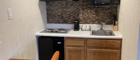 Coffee/tea maker, fridge, microwave, cookware/dishes/utensils