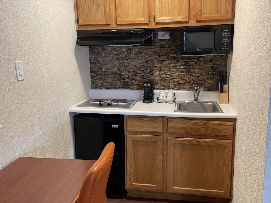 Coffee/tea maker, fridge, microwave, cookware/dishes/utensils