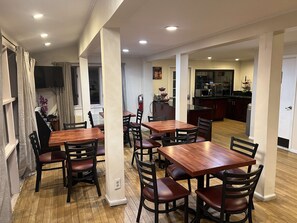 Café da manhã com buffet grátis todos os dias