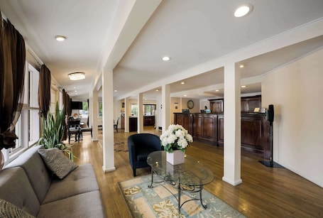 Lobby. SureStay Plus by Best Western Woodbury Inn