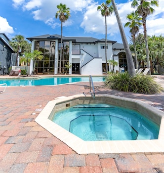 Outdoor spa tub at Legacy Vacation Resorts - Lake Buena Vista