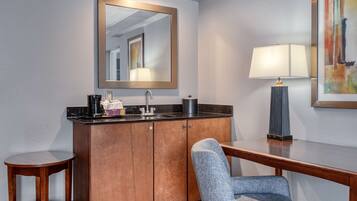 Suite, 1 queensize-seng, i/r | Allergitestet sengetøy, skrivebord og skrivebord for bærbar PC