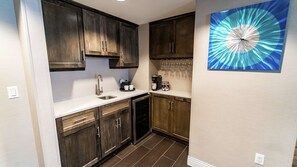 Suite, 1 King Bed with Sofa bed | Private kitchen