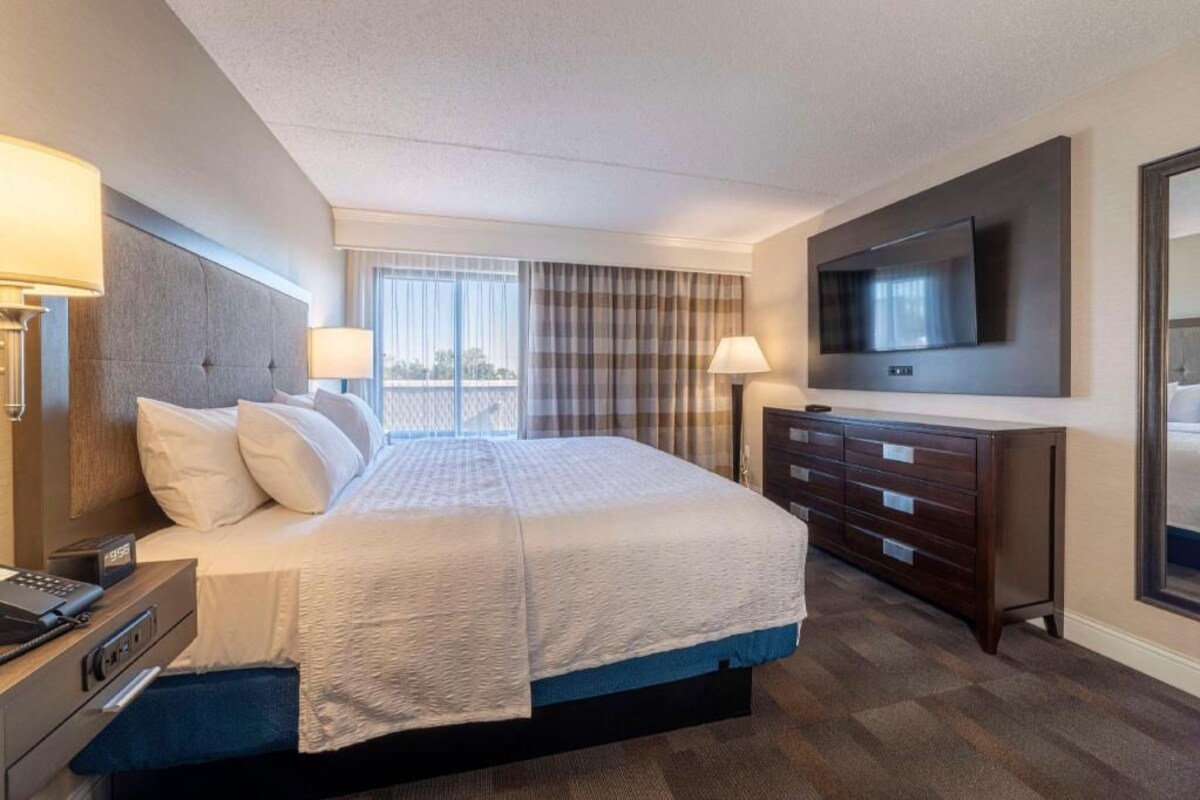 Tabla de planchar con plancha, wifi gratis, despertador y ropa de cama 