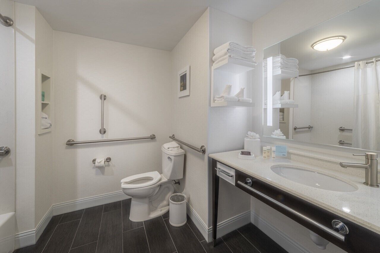 combined shower/bathtub, eco-friendly toiletries, hair dryer, towels