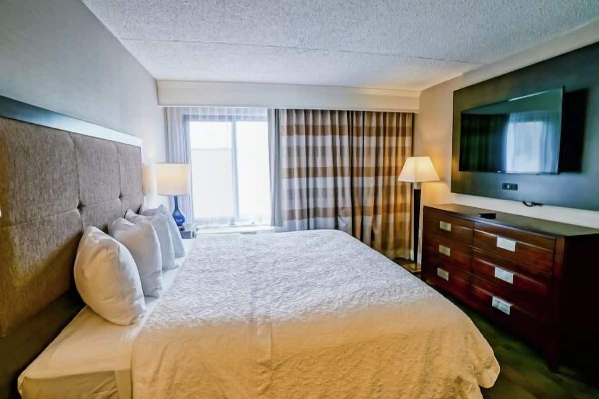 Een strijkplank/strijkijzer, gratis wifi, beddengoed, een wekker