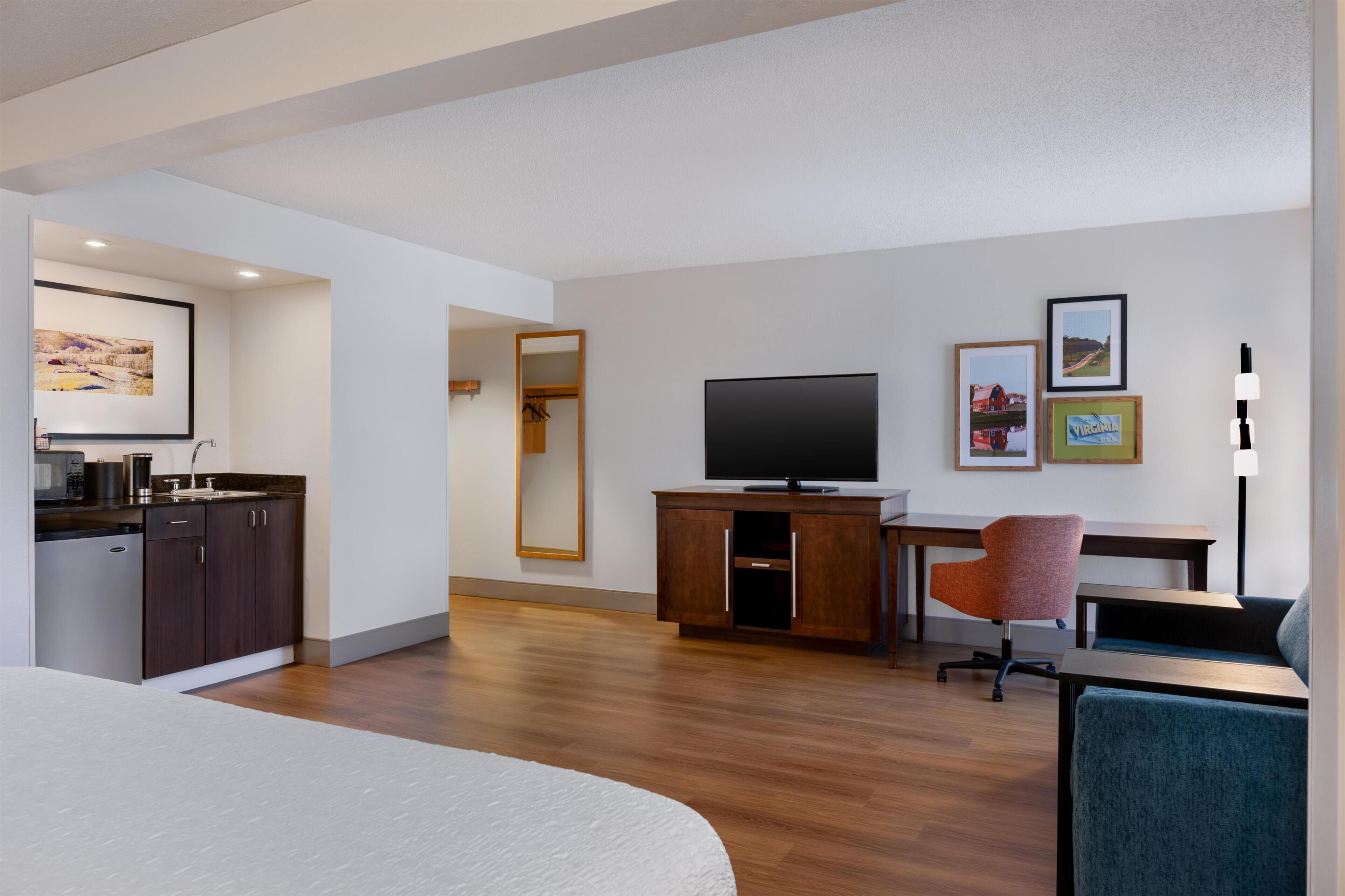 Room, 1 King Bed, Non Smoking | Iron/ironing board, free WiFi, bed sheets, alarm clocks