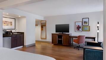 Room, 1 King Bed, Non Smoking | Iron/ironing board, free WiFi, bed sheets, alarm clocks