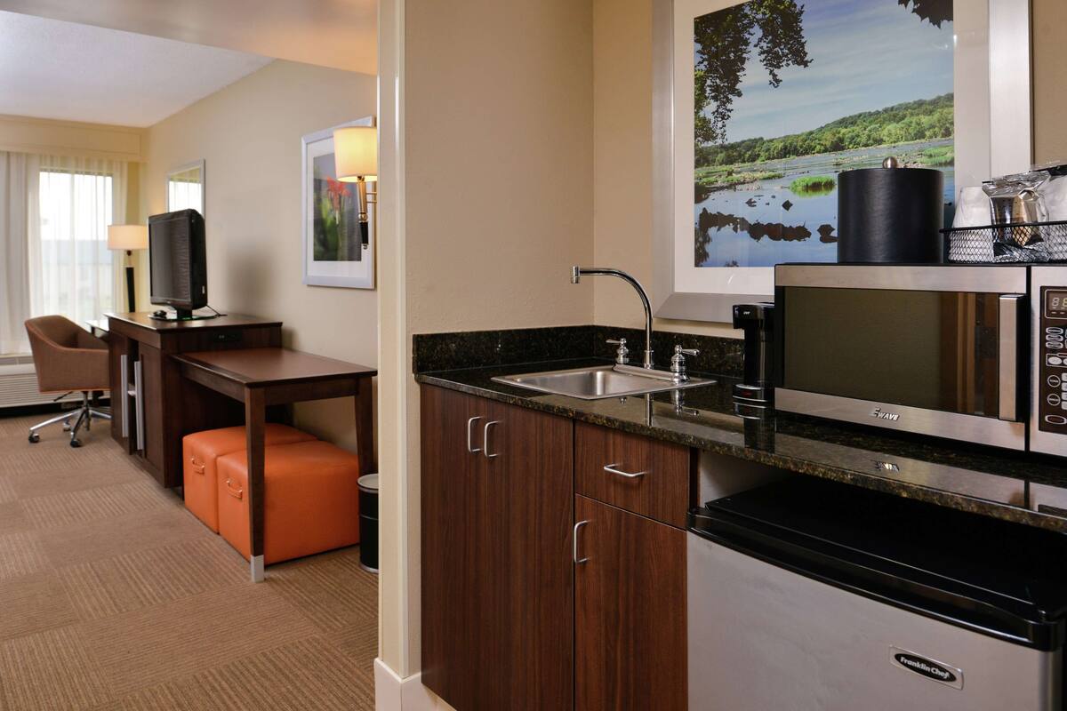 room, 1 king bed, non smoking | iron/ironing board, free wifi, bed sheets, alarm clocks