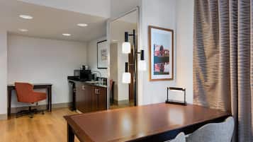 Suite, 1 King Bed, Non Smoking | Iron/ironing board, free WiFi, bed sheets, alarm clocks