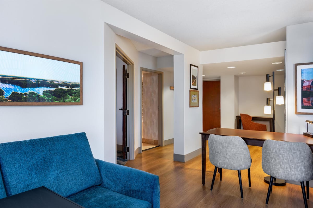 Suite, 1 King Bed, Non Smoking | Living area | 32-inch LED TV with satellite channels