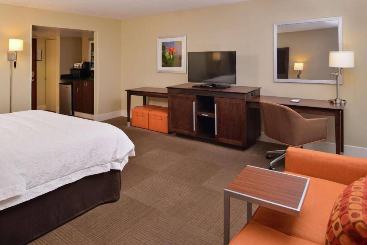 Iron/ironing board, free WiFi, bed sheets, alarm clocks