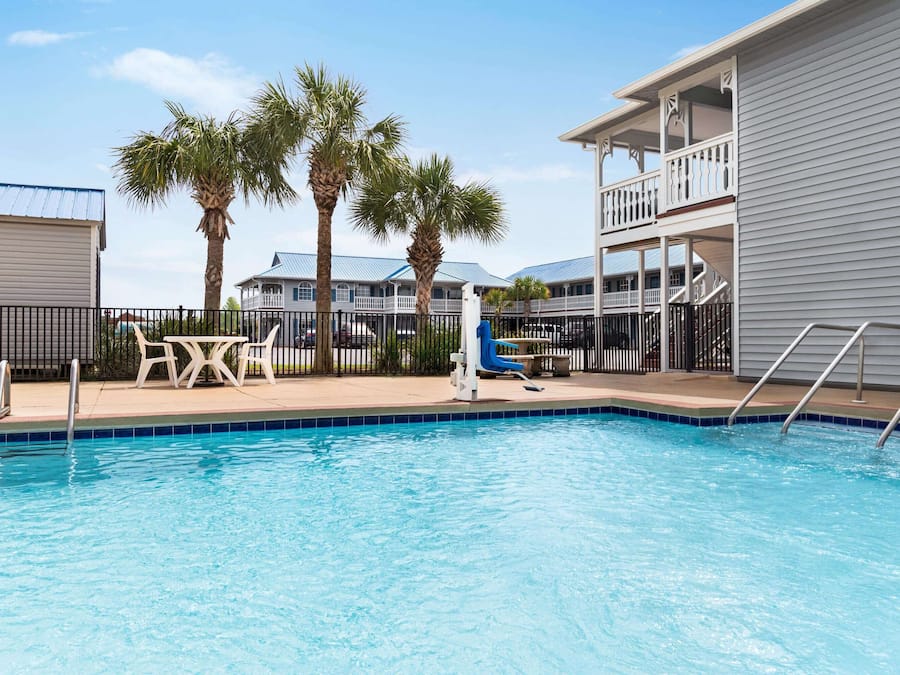 Sesongbasert utendørsbasseng, bassengparasoller og solsenger