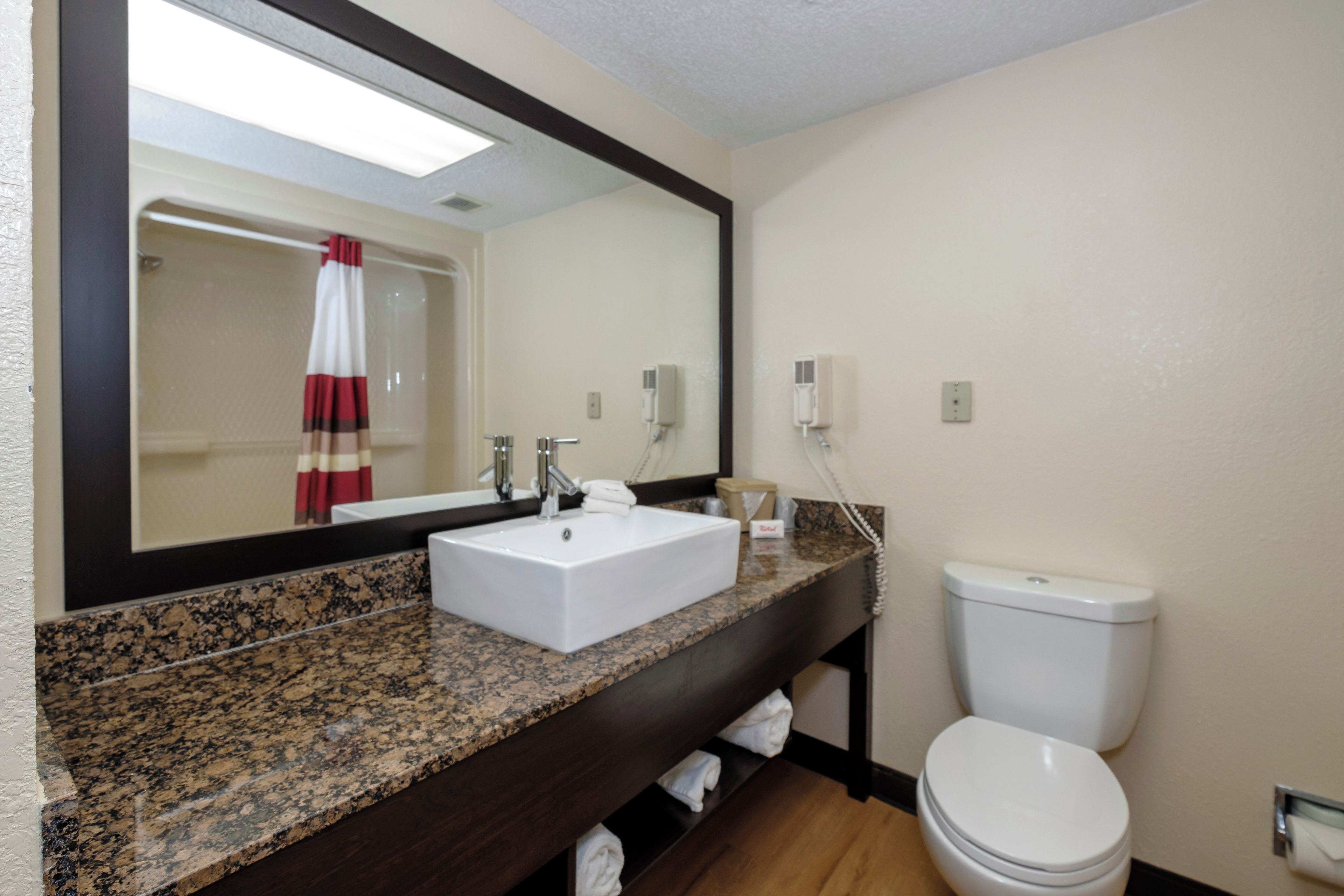 Combined shower/tub, free toiletries, hair dryer, towels
