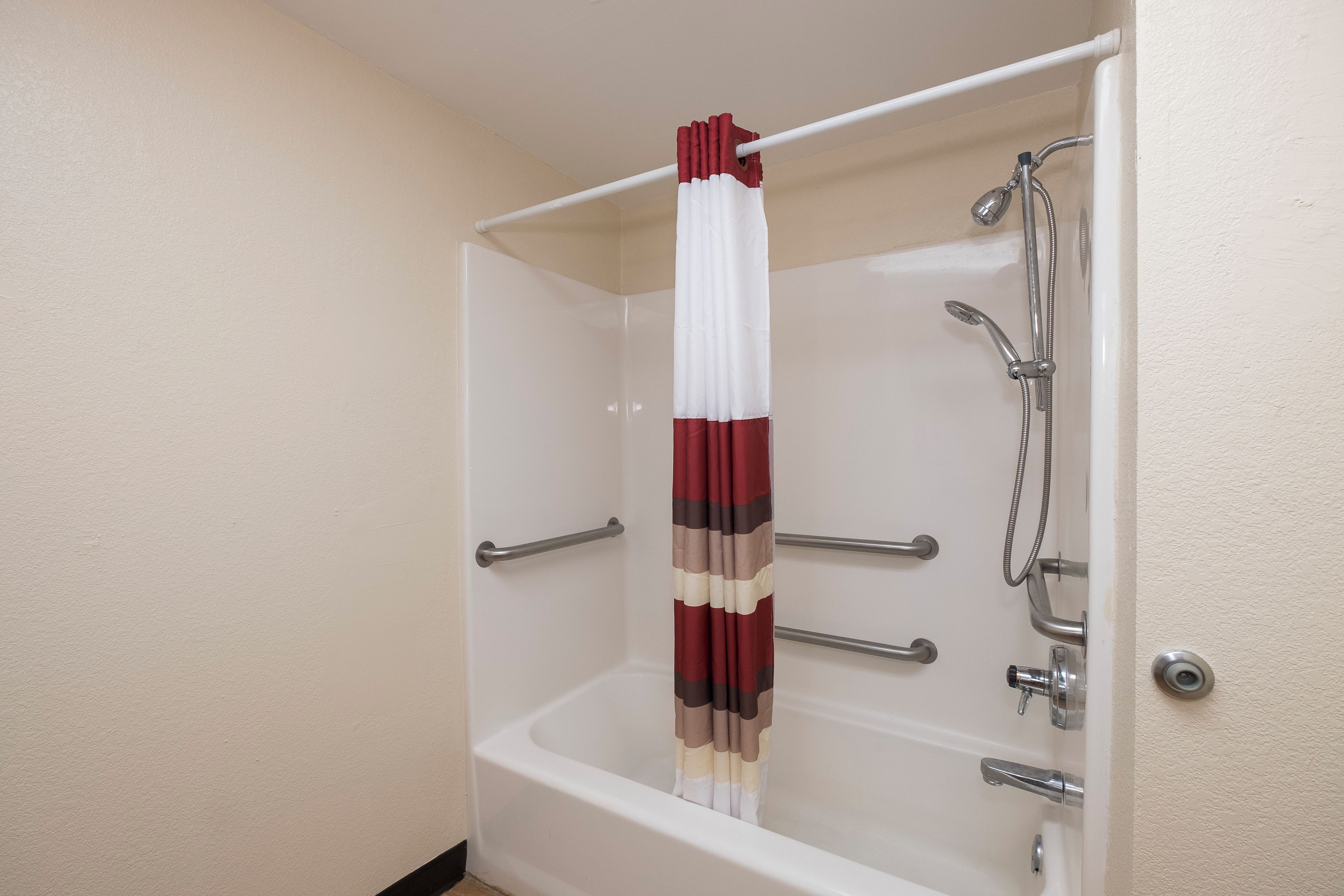 Superior-Zimmer, 1 King-Bett, barrierefrei (Smoke Free) | Badezimmer | Duschwanne, kostenlose Toilettenartikel, Haartrockner, Handtücher