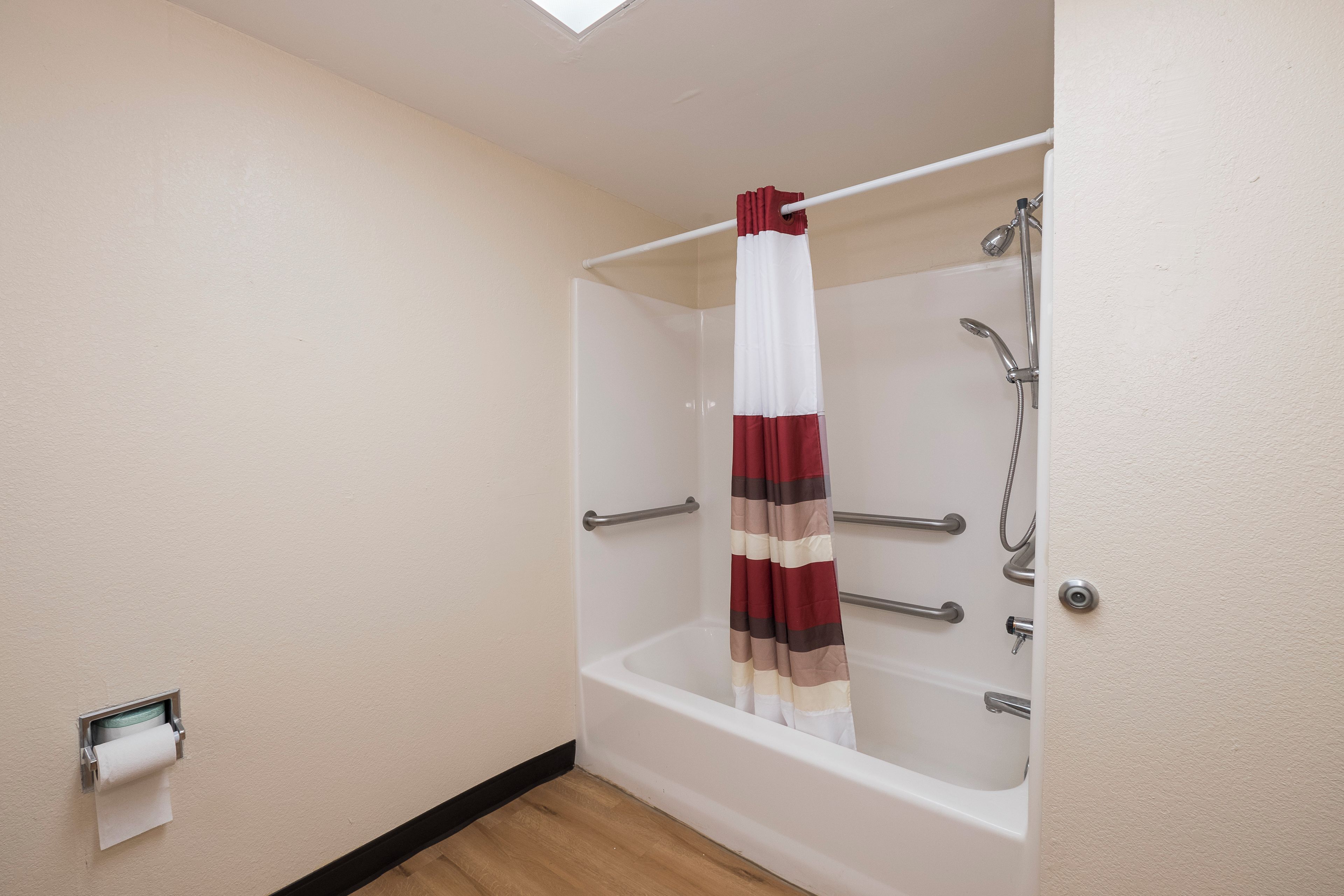 Superior Room, 1 King Bed, Accessible (Smoke Free) | Bathroom