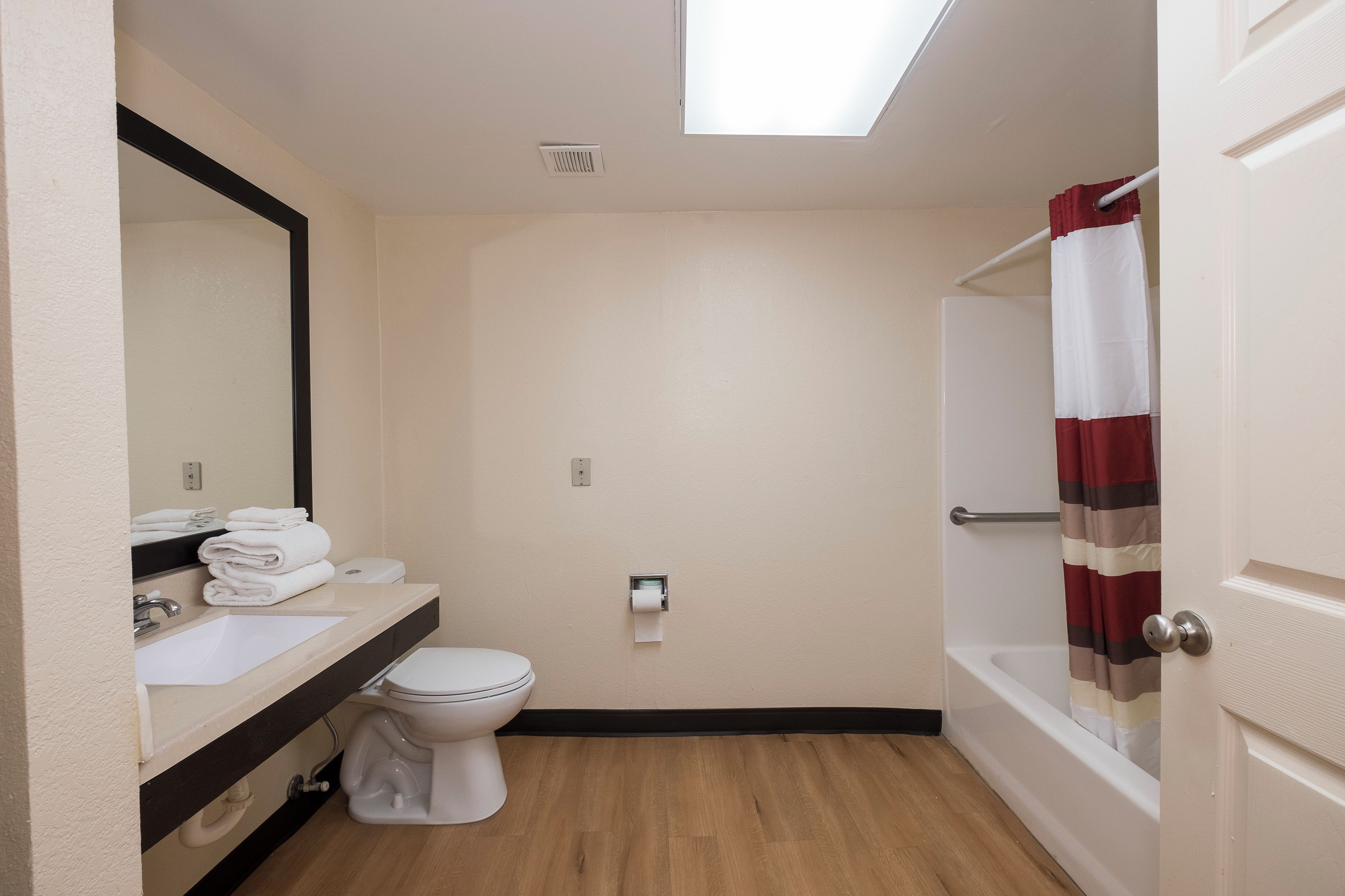 Superior Room, 1 King Bed, Accessible (Smoke Free) | Bathroom | Combined shower/tub, free toiletries, hair dryer, towels