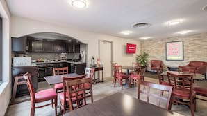 Habitación de hotel con kitchenette, comedor y cartel que indica acceso gratuito a Wi-Fi.