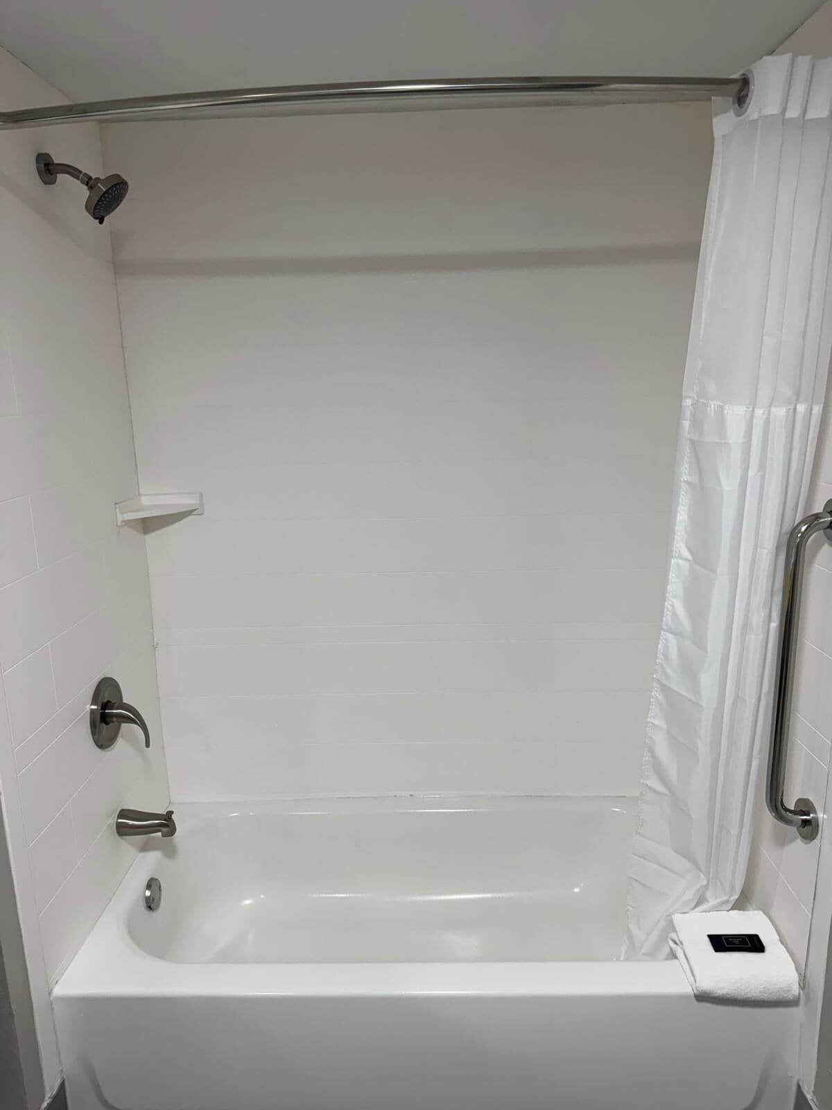 Een bad/douchecombinatie, gratis toiletartikelen, een haardroger