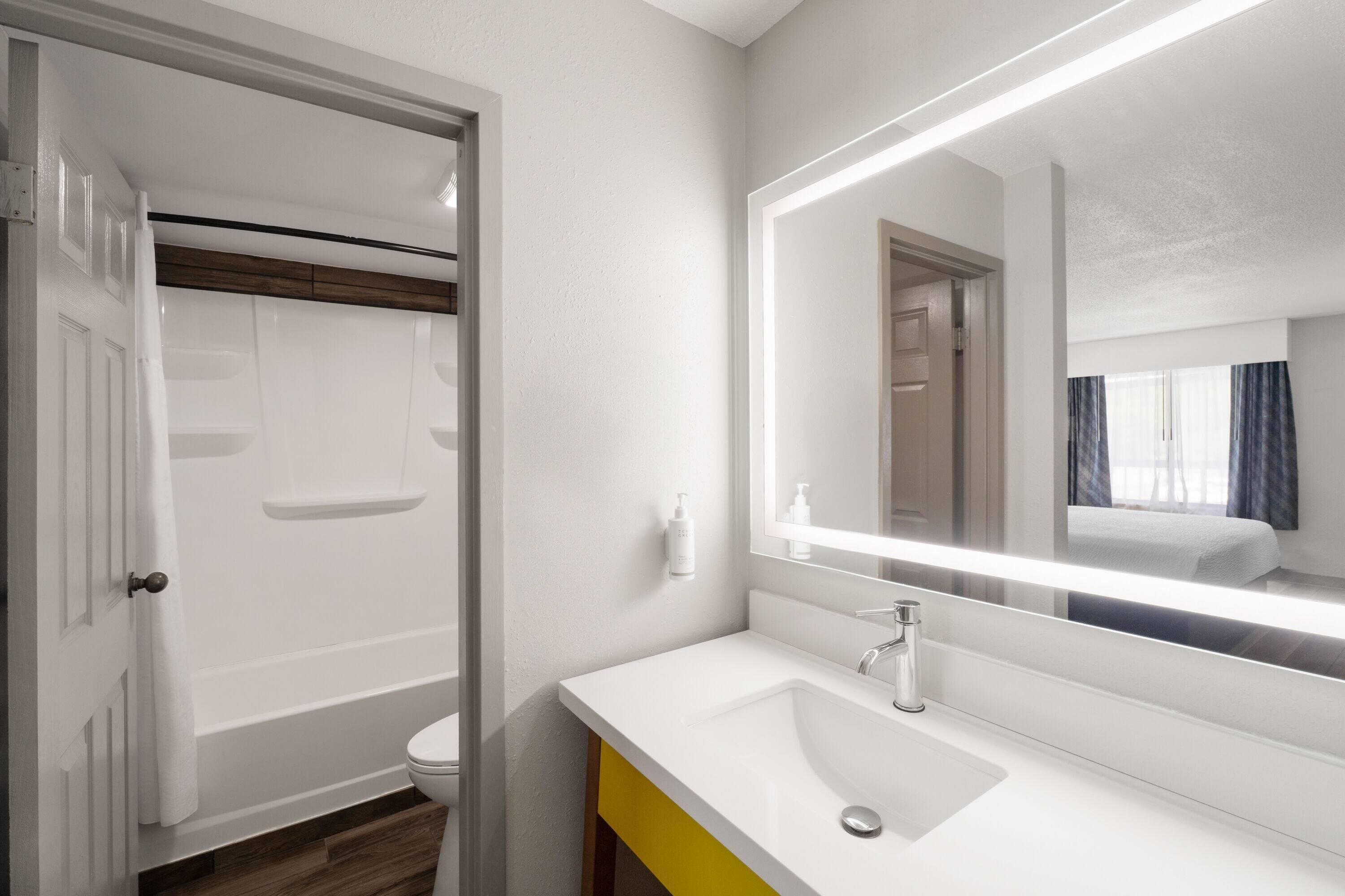 Combined shower/bathtub, free toiletries, hair dryer, towels
