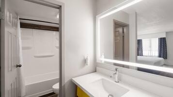 Combined shower/bathtub, free toiletries, hair dryer, towels
