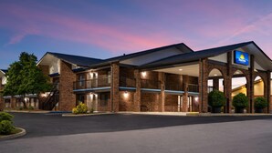 A hotel with a brick facade, multiple balconies, and a sign indicating it's a Days Inn. - Days Inn by Wyndham Clanton AL (Clanton)